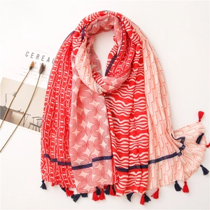 Écharpe en coton et lin avec motifs géométriques et pompons rouges vue de dessus