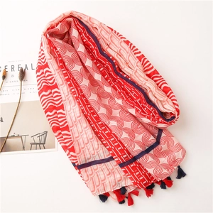 Détail d'écharpe en coton et lin à motifs géométriques rouges et blancs avec franges