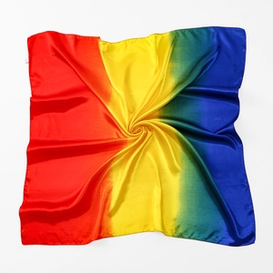 Vista dettagliata dall'alto di un foulard quadrato in raso con sfumatura arcobaleno