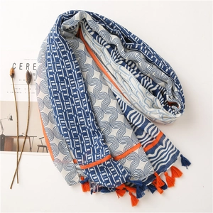 Détail d'écharpe en coton-lin à motifs géométriques bleus avec franges orange et texture