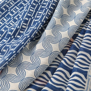 Vue détaillée de la texture du tissu d'écharpe en coton et lin indigo et beige chiné