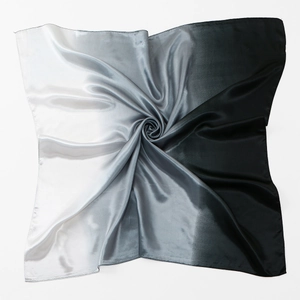 Elegante foulard quadrato in raso di seta con moderno design sfumato nero bianco e grigio