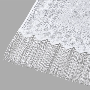 Sciarpa di pizzo bianco con motivo paisley traforato e lunghe frange