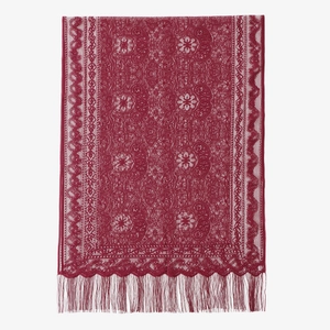 Dettaglio della sciarpa in pizzo bordeaux con motivi floreali a traforo e lunghe nappe