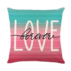 Kussensloop met verloop van groenblauw naar rood en LOVE forever tekst op witte basis