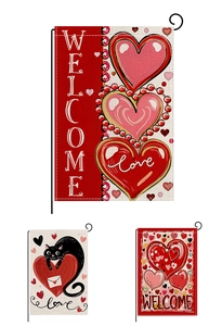 Dettaglio delle bandiere da giardino di San Valentino con cuori e scritta Welcome
