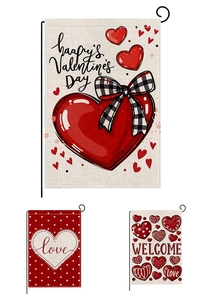 Dettaglio di bandiere da giardino di San Valentino con cuori e supporti in metallo