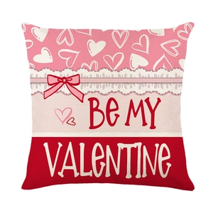 Nordischer quadratischer Kissenbezug zum Valentinstag mit Herzprint und roter Schleife