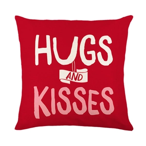 Roter quadratischer Kissenbezug mit Hugs and Kisses Aufdruck und Webstruktur