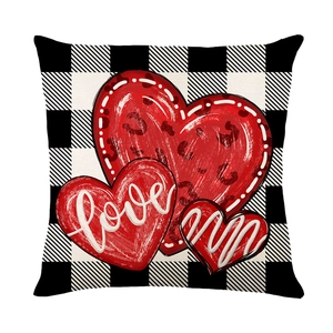 Fodera per cuscino a quadretti con cuori rossi impilati per decoro di San Valentino