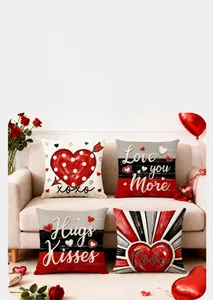 Detalle de cuatro fundas de cojín de San Valentín con estampados románticos en sofá