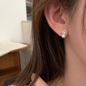 Elegante Perlen- und Zirkonia-Ohrstecker am Modell für einen minimalistischen Look