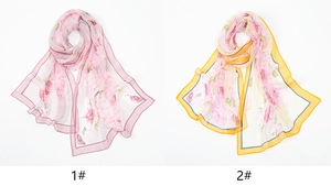 Dettaglio di foulard leggeri in chiffon con eleganti stampe di rose in due colori