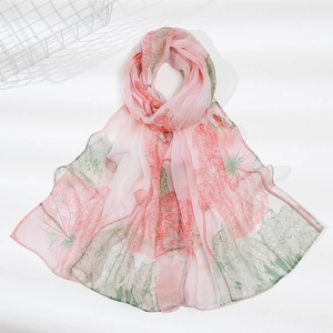 Elegante sciarpa in georgette rosa con stampa loto e morbida texture drappeggiata per l'estate
