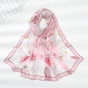 Dettaglio sciarpa leggera in seta rosa con stampa rose e bordo a strisce