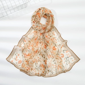 Dettaglio della sciarpa in chiffon floreale leggera con ombre morbide su fondo bianco