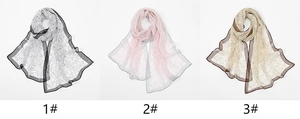 Dettaglio di tre sciarpe lunghe in chiffon con stampe floreali e leopardate eleganti