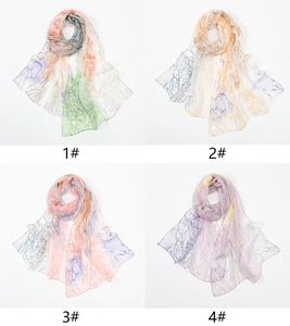 Vista dettagliata con quattro sciarpe in chiffon con stampa leopardata floreale e numeri