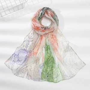 Elegante sciarpa lunga in chiffon bianco con stampa floreale arancione e verde in luce
