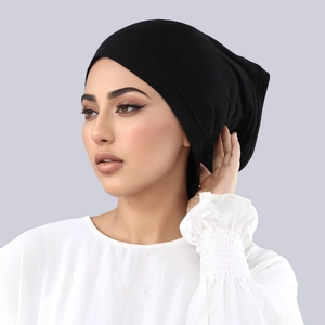 Close-up van zwarte onder-hoofddoek kap met naadloze pasvorm op een model getoond