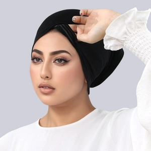 Antislip zwarte tulband hijab onderkap voor dames met gekruist ontwerp aan de voorzijde