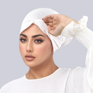 Detail van de witte ademende hijab-onderkap met zachte textuur en goede pasvorm
