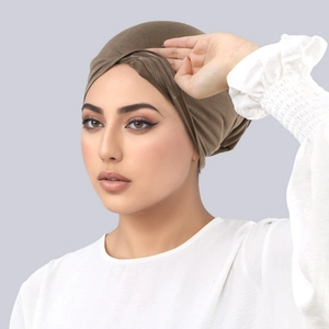 Detailopname van een bruine hijab onderkap met een gekruist geplooid ontwerp