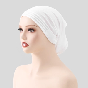 Detail van de witte hijab onderkap met geribbelde strepen en elastische brede rand