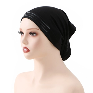 Detail van zwarte onder-hijab kap met drie antislip siliconenstrips voor stevige grip