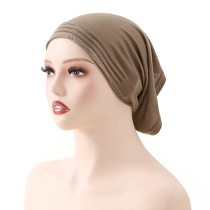 Detailweergave van de bruine hijab-cap met stiksels en ademende stretchstof