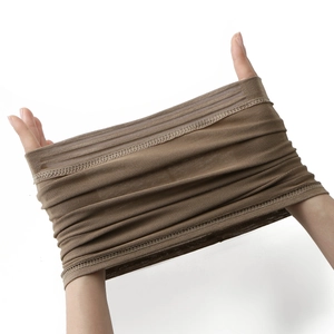 Detailweergave van bruine stretch gebreide stof met elastische mesh en zoomrand