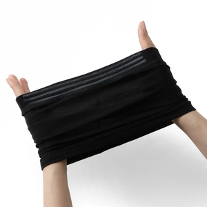 Detail van zwarte elastische hoofdband met dubbele grijze reflecterende veiligheidsstrip