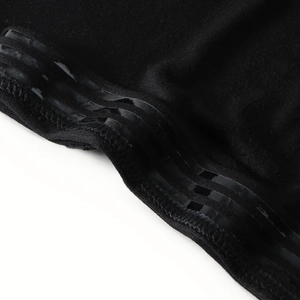 Detail van de zwarte gebreide muts met drie glanzende antislip siliconen strips