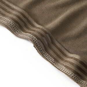 Detail van bruine muts met drievoudige antislip siliconen strips en verstevigde randen