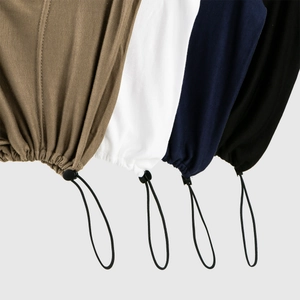 Bonnets à cordon réglable pour femmes en couleurs marron, blanc, bleu marine et noir uni