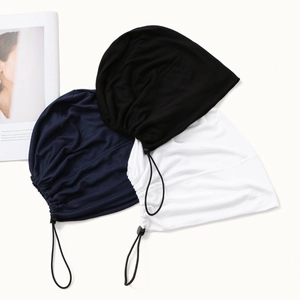 Détail du cordon de serrage réglable sur des turbans en tricot noir bleu marine et blanc