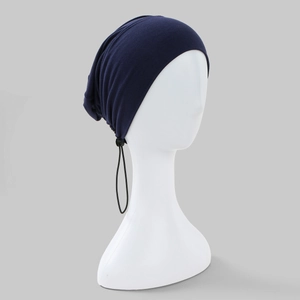 Détail du bandeau extensible bleu marine avec cordon de serrage réglable