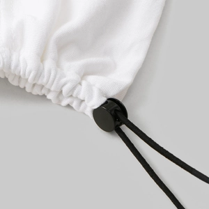 Détail du tissu en maille blanche avec cordon de serrage réglable noir et boucle plastique
