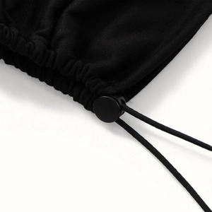 Détail du cordon de serrage élastique avec fermoir en plastique noir sur le bonnet tricoté