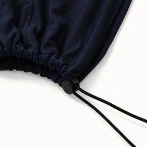Détail du bonnet bleu marine avec cordon de serrage élastique noir et fermoir ajustable