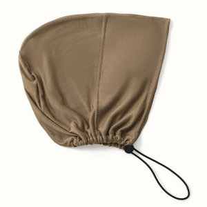 Détail de la capuche en maille extensible avec cordons de serrage noirs réglables