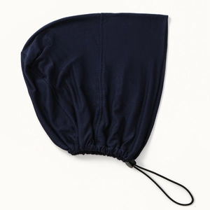 Détail du bonnet hijab en coton bleu marine avec cordon de serrage élastique réglable