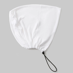Détail d'un turban blanc avec cordon de serrage noir réglable et embout de verrouillage