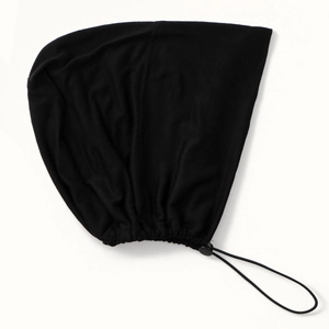 Détail du bonnet turban noir élastique avec cordon de serrage et embouts ronds