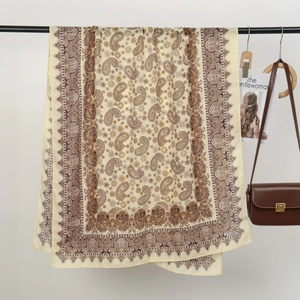 Λεπτομέρεια μπεζ σάλι με σχέδιο λαχούρι και boho μοτίβα κρεμασμένο σε μεταλλική ράβδο