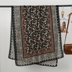 Λεπτομέρεια από σάλι με σχέδιο paisley πάνω σε βάση με αξεσουάρ μόδας