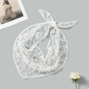 Foulard triangle en dentelle florale blanche avec broderie pour un look rétro