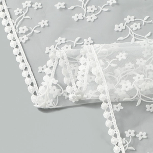 Ceinture élégante en dentelle blanche avec broderie florale et bordure à pompons fins