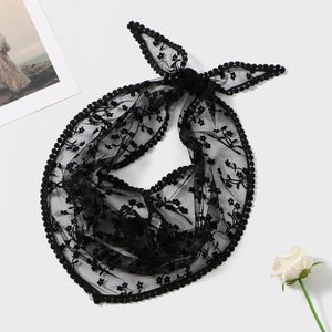 Foulard triangle chic en dentelle noire avec broderie florale et bordure à pompons