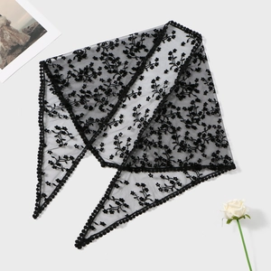 Foulard triangle vintage français en dentelle noire avec broderie florale élégante